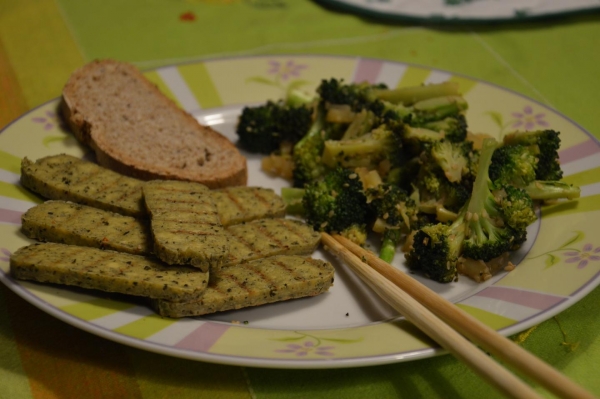 Tofu grigliato con broccoli scottati al sesamo