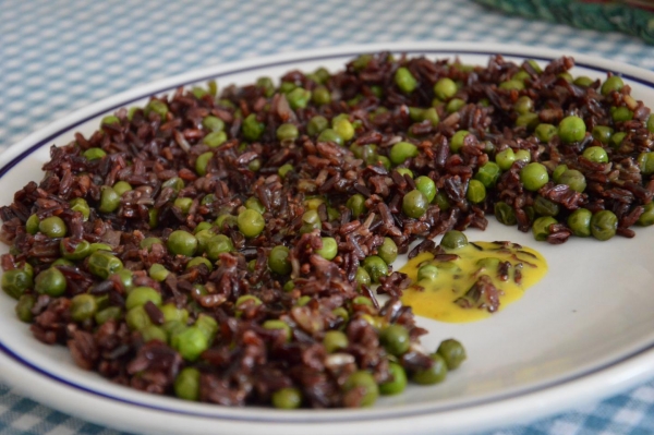 Riso nero con piselli e salsa speziata