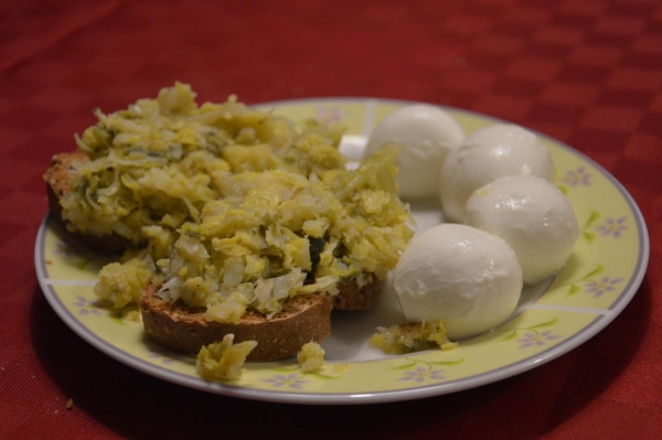 Crostini con verza e patate, mozzarelline di bufala