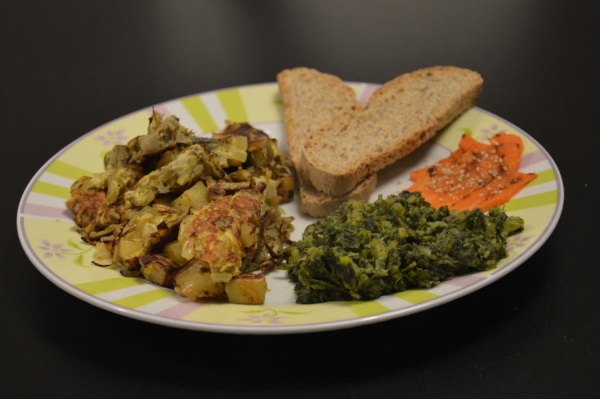 Frittata con i carciofi e le patate, verdure di campo e zucca alla piastra