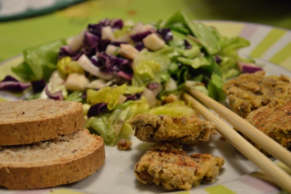 Polpette di lenticchie e verza, con insalata e pane integrale